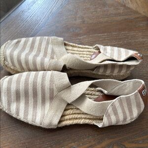 Michael Kors size 8 Striped Tan Espadrilles